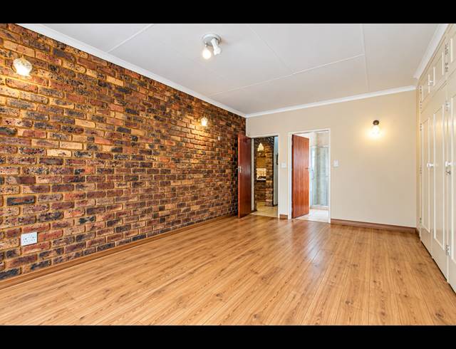 6 BEDROOM FREEHOLD FOR SALE IN ELOFFSDAL